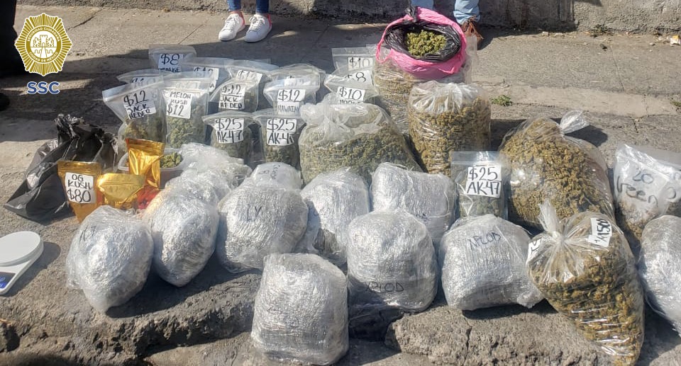 Efectivos de la SSC decomisaron aproximadamente 35 kilogramos de aparente marihuana y detuvieron a dos personas en la colonia Morelos