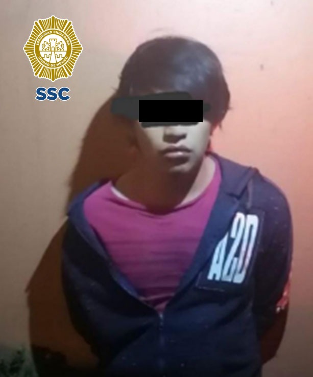 En Álvaro Obregón, policías de la SSC detuvieron a un joven señalado de posiblemente despojar a una mujer de sus pertenencias