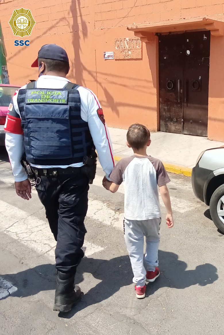 Oficiales de la SSC auxiliaron a un menor de edad para que regresara a su domicilio ubicado en calles de la alcaldía Miguel Hidalgo