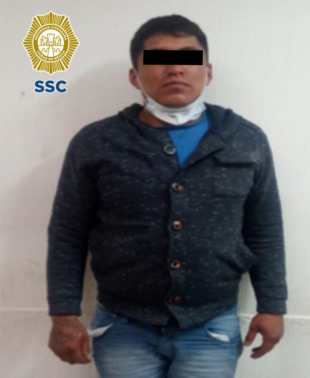 En la Alcaldía Iztapalapa, oficiales de la SSC detuvieron a un hombre en posesión de un arma de fuego, probable responsable del robo de una motocicleta
