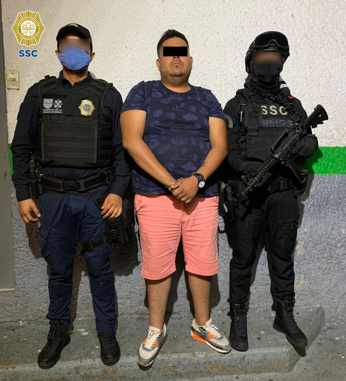 Un posible integrante de un grupo delicitvo, en posesión de varias dosis de aparante droga lista para su constribución, fue detenido por efectivos de la SSC, en la alcaldía Iiztapalapa