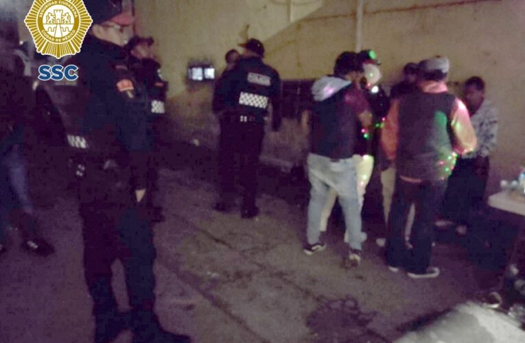 Policías de la SSC atendieron varias denuncias sobre una fiesta clandestina y desalojaron a los asistentes, en la Alcaldía Álvaro Obregón