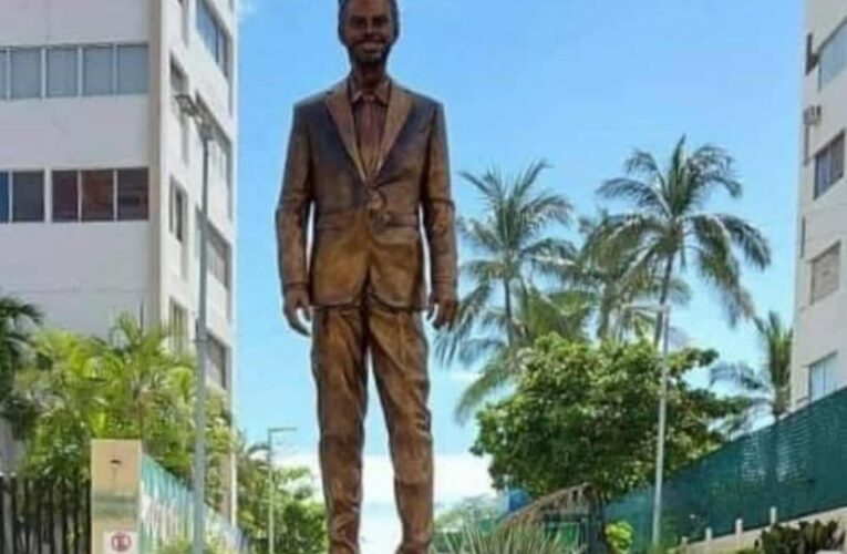 Eugenio Derbez tiene estatua en Acapulco
