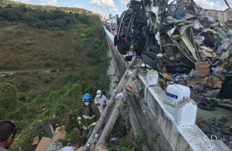 Volcadura de camión en carretera de Guadalajara deja 7 muertos