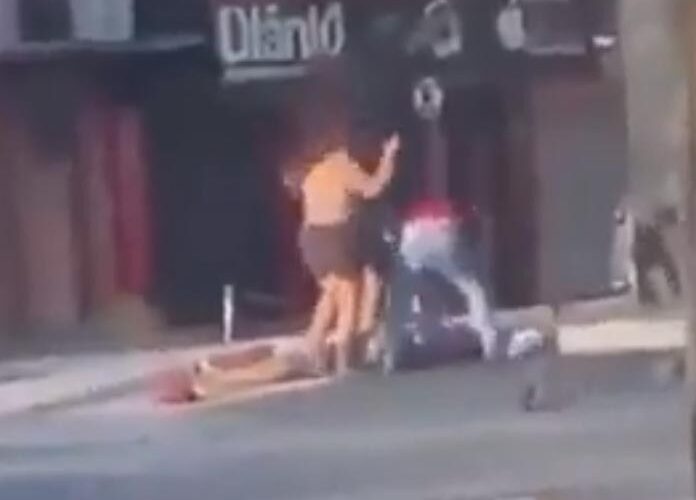 (VIDEO) Hombre recibe golpiza tras agredir a mujer