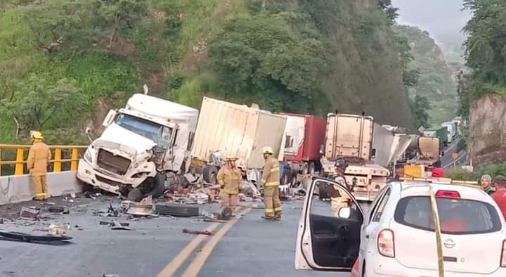 Carambola entre tráileres deja un muerto en la autopista Guadalajara-Colima
