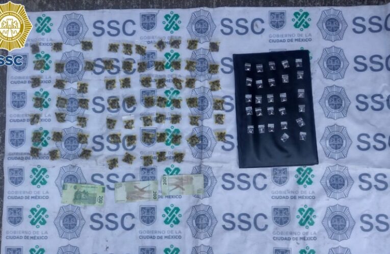 Derivado de trabajos de investigación, policías de la SSC detuvieron a na mujer en posesión de más de 90 dosis de posible droga, en las calles de la alcaldía Cuauhtémoc