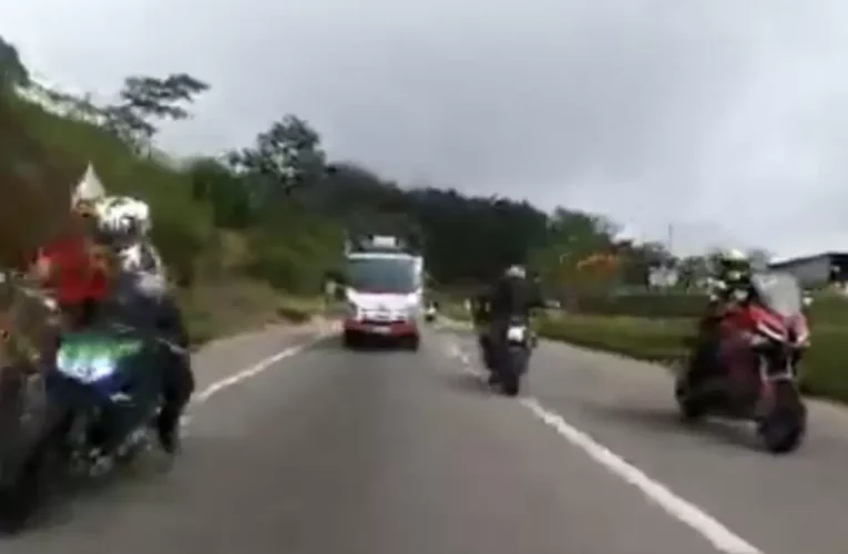 Video. Fuerte accidente en Colombia, motociclista arrolla a ciclista