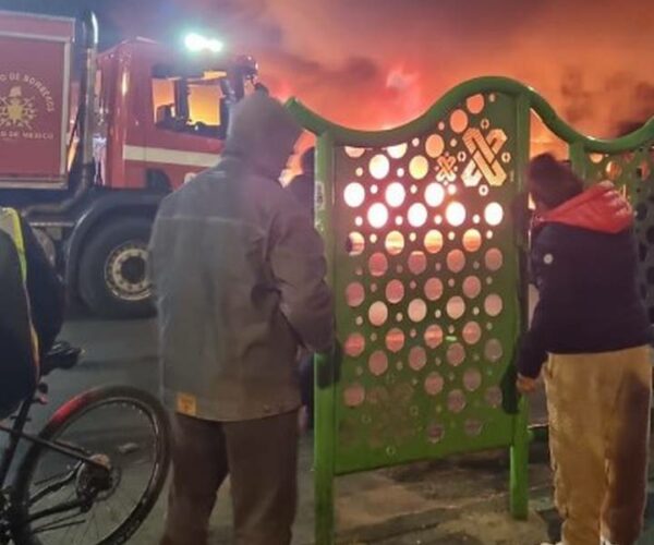 Incendio consume al menos 25 puestos en La Merced
