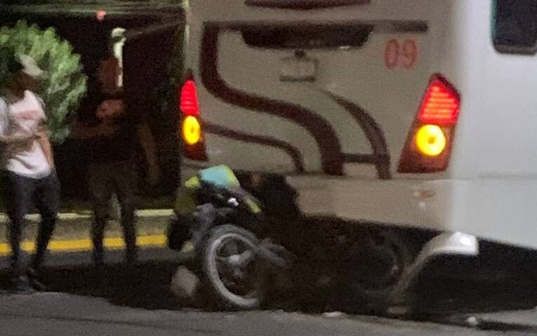 Muere motociclista tras quedar prensado contra un camión