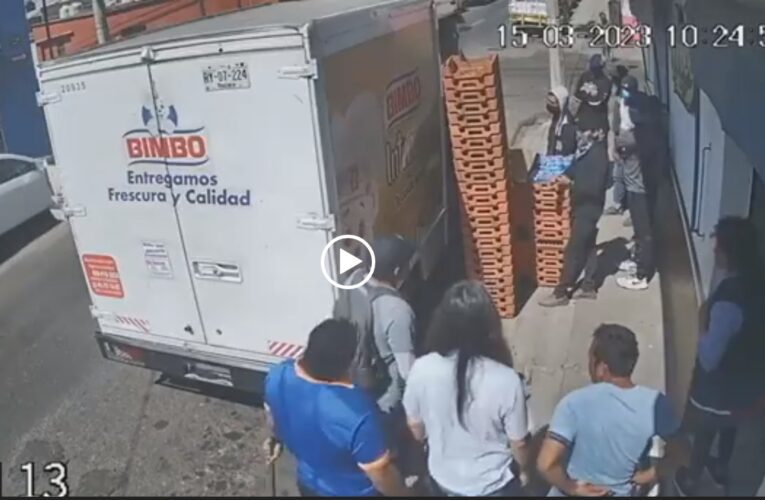 Normalistas intentan robar camión de Bimbo en Oaxaca