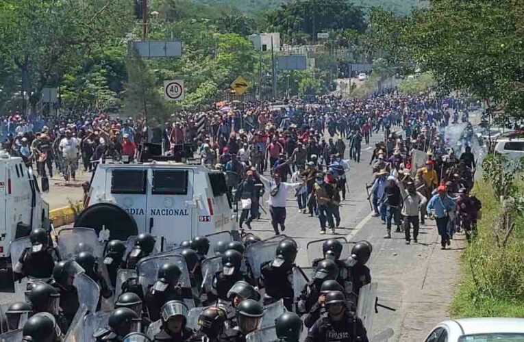 Campesinos y transportistas de Guerrero rompen el cerco y detienen a policias y elementos de la Guardia Nacional