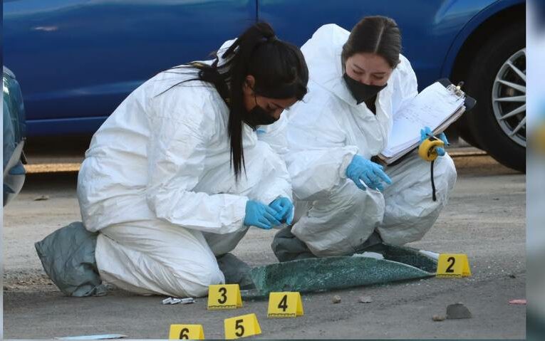  Encuentran a Dos Mujeres Baleadas en Circuito Exterior Mexiquense; Una Víctima Fatal